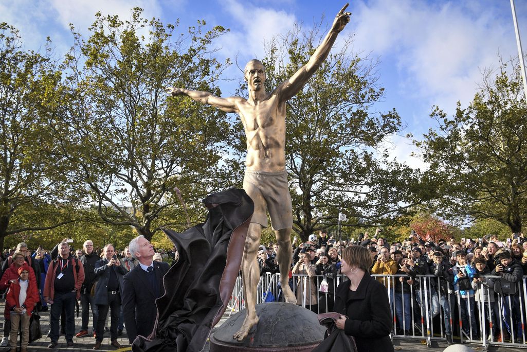 Zlatan Ibrahimovicin patsas paljastettiin Ruotsissa – supertähti jatkoi viiltävällä tyylillään: ”Koko Rosengård suojelee sitä”