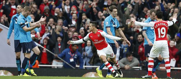 Arsenalin Alexis Sánchez pelaa satumaista debyyttikautta Valioliigassa.