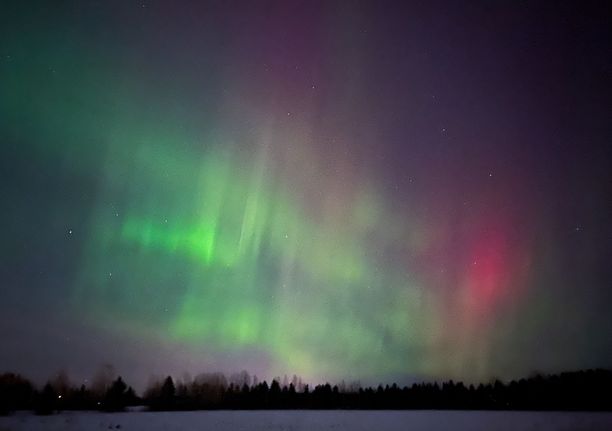 Kuvat: Punaisia revontulia Etelä-Suomea myöten