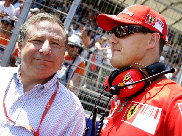 Jean Todt (vas.) ja Michael Schumacher tekivät kovaa tulosta Ferrarilla 2000-luvun alussa.