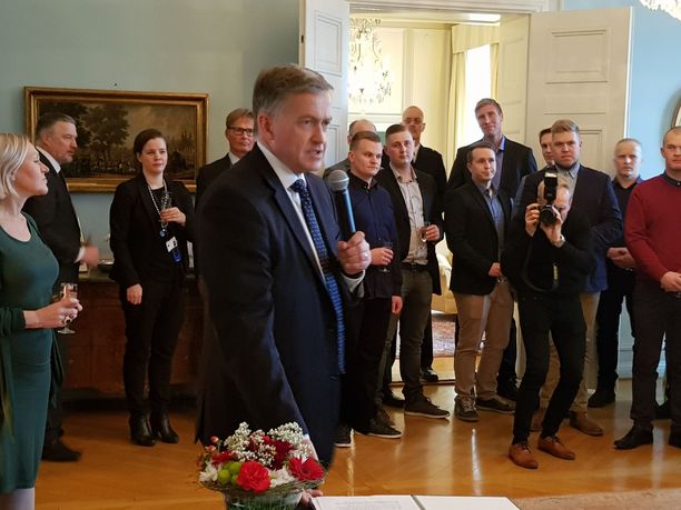 Suurlähettiläs Anders Ahnlid kiitti suomalaisia palomiehiä Ruotsin suurlähetystössä Helsingissä.