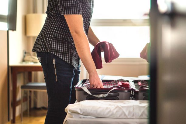 Kaikki hotellivieraat eivät tyydy pakkaamaan laukkuunsa vain omia vaatteitaan. 