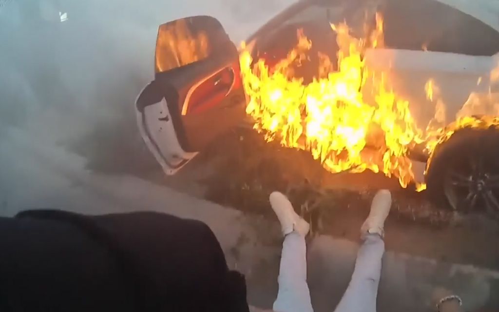 Mies pelastettiin autosta vain sekunteja ennen liekkien roihahtamista – Las Vegasin poliisi julkaisi videon