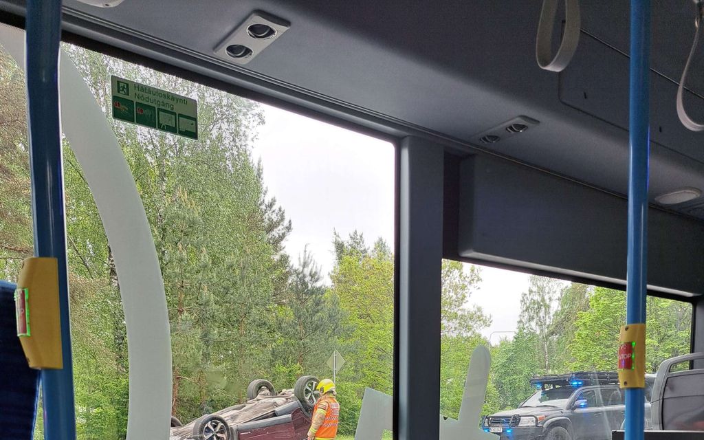 Hurja näky Helsingissä: Auto katollaan kadulla
