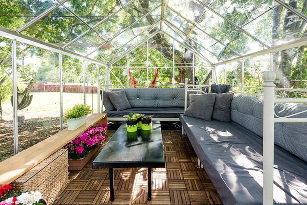 Katettu ja lasitettu terassi - kaunis ja käytännöllinen kesähuone