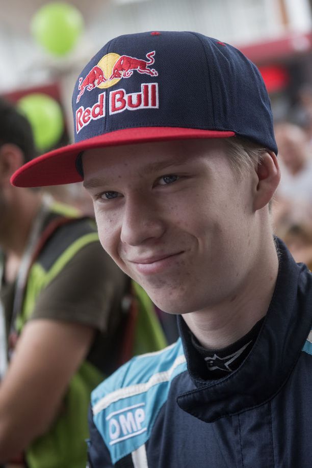Superlupaus Kalle Rovanperä, 17, saa poikkeuksellisen kovia sponsorituloja peruspalkkansa päälle.