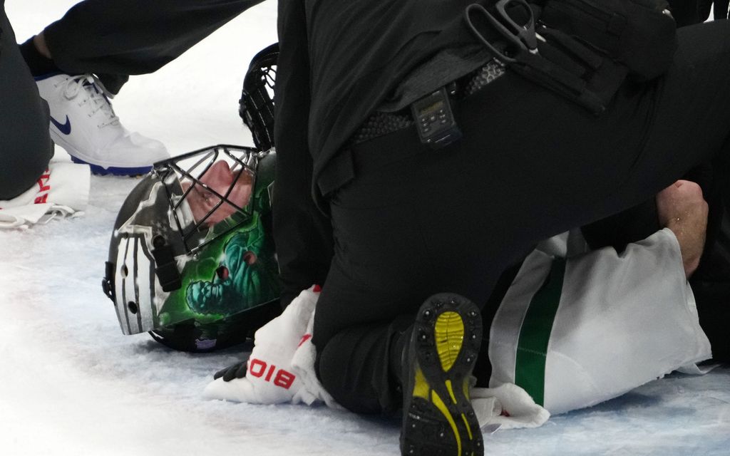 Suomen NHL-hyökkääjän läpiajolla karu seuraus: Maalivahti kannettiin seitsemän miehen voimin jäältä