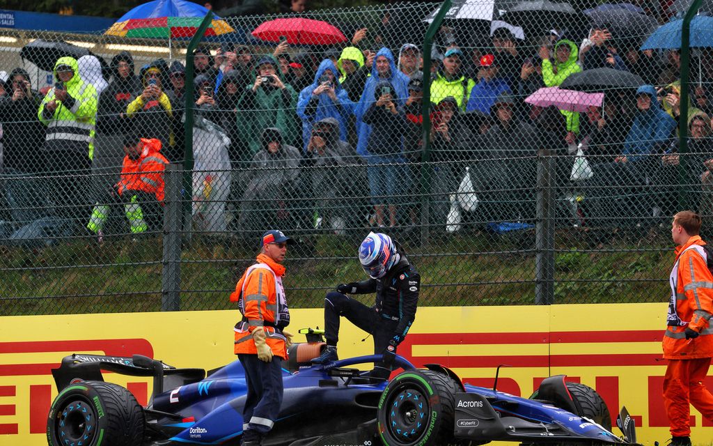 Hengen­vaarallinen vika Williamsin F1-autossa: Kuskilla kävi onni onnetto­muudessa