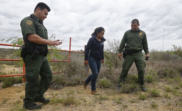 Rajavartijat saattoivat rajajoki Rio Granden ylittämisestä epäiltyä naista maaliskuussa.