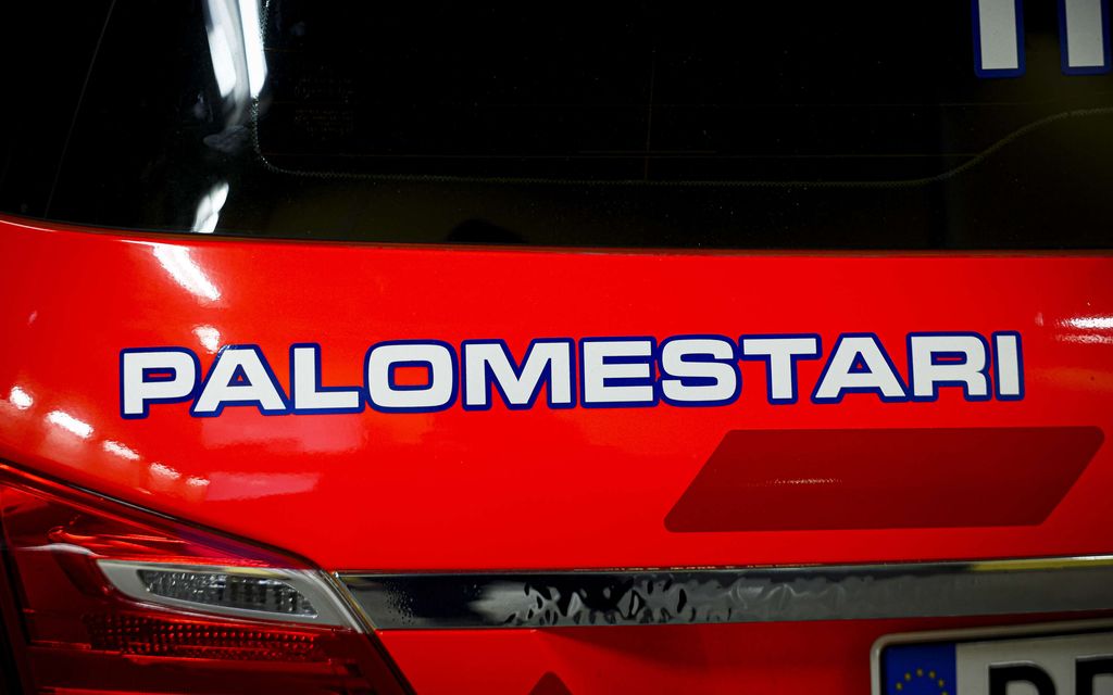 Pelastus­laitoksella erikoinen tehtävä meren jäällä Kotkassa