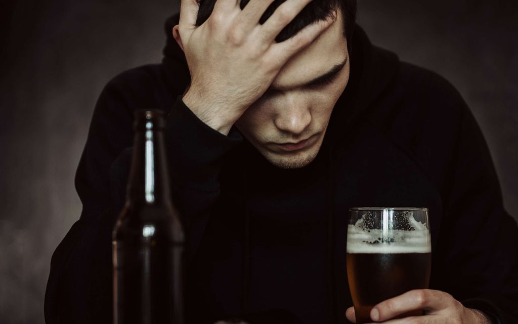 Lääkäri paljastaa kaksi alkoholistin toimintamallia – Molemmat näkyvät joululomalla, jos avaa silmänsä