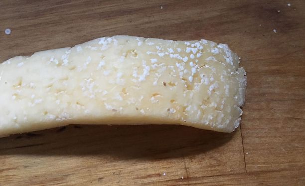 Valkoiset pilkut juustossa ovat useimmiten hiivaa, joka antaa juustolle myös hieman epämääräisen, eltaantuneen hajun.