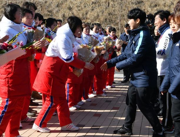 Tässä he ovat! Pohjois-Korean kiekkoilijat saapuivat olympialaisiin -  juhlava vastaanotto