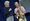 Yhdysvaltain entinen presidentti Bill Clinton (vas.) sai ahvenanmaalaiselta liikemieheltä Anders Wiklöfiltä (oik.) lahjaksi saksofonin. 