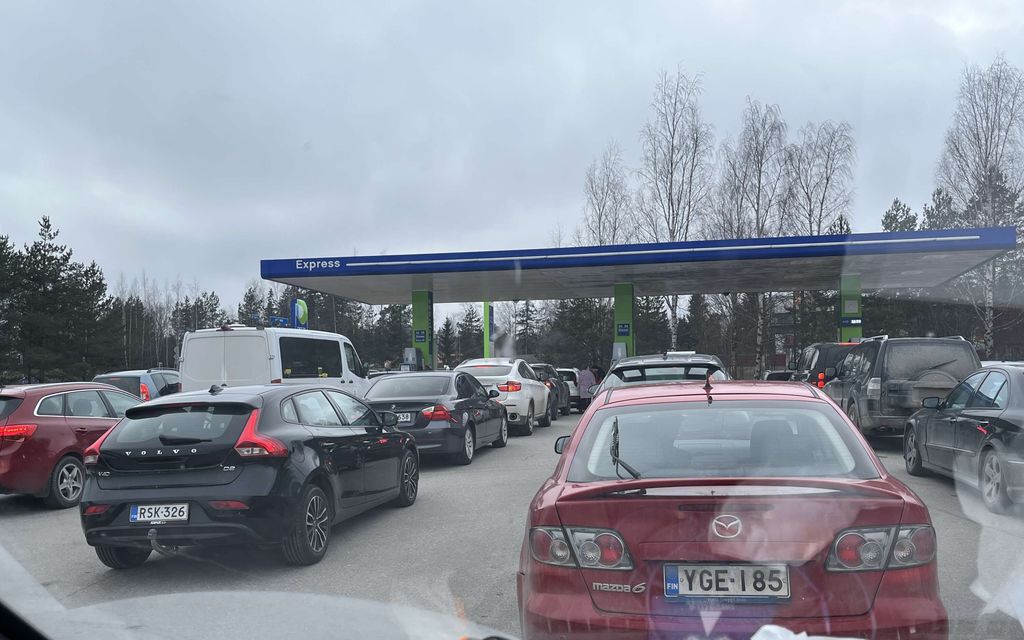 Näin alas bensan hinnat putosivat – Autoilijat ryntäsivät tankkaamaan
