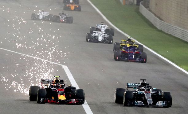 Max Verstappen joutui keskeyttämään Bahrainissa takarenkaan hajoamisen takia.