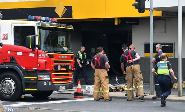 Australiassa poliisi tutkii yli 20 ihmistä haavoittaneen tulipalon sytyttäneen miehen motiiveja. 21-vuotias mies sytytti itsensä palamaan Commonwealth-pankin konttorissa Melbournessa perjantaina.