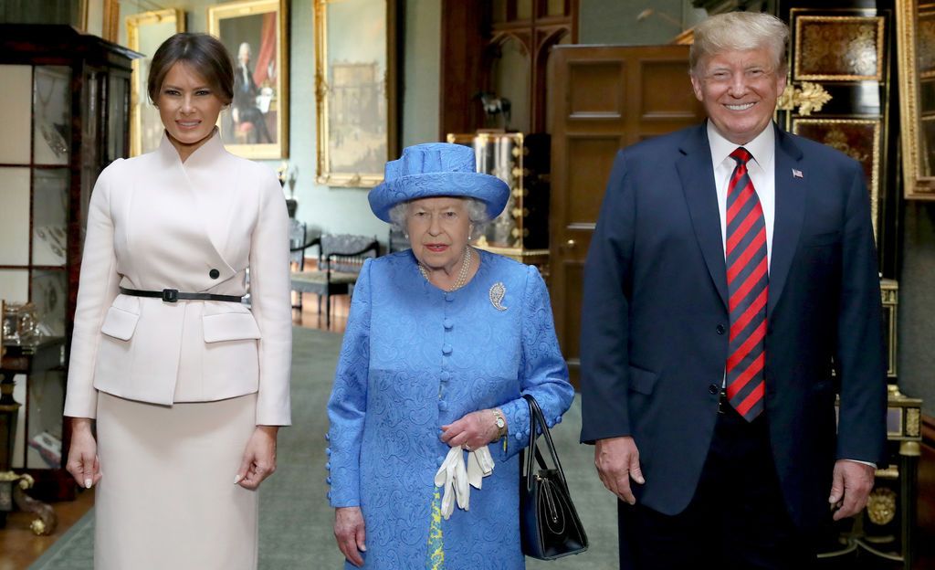 Kertovatko kuningatar Elisabetin rintaneulat tämän oikean mielipiteen Trumpista? Kuvat tapaamisesta ovat herättäneet spekulaatiota