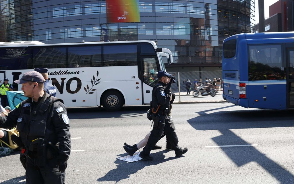 Video: Poliisi näyttää tempaisevan Elokapinan mielen­osoittajaa kepillä – Ylikomisario ei ota kantaa