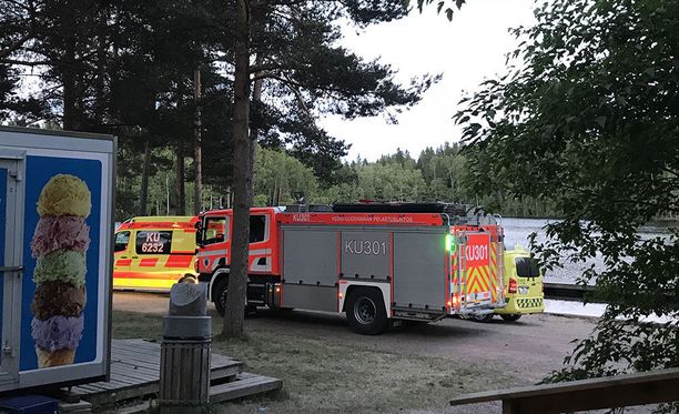 Yksi henkilö pelastettiin vedestä myöhään maanantai-iltana Vantaan Kuusijärven uimarannalla.