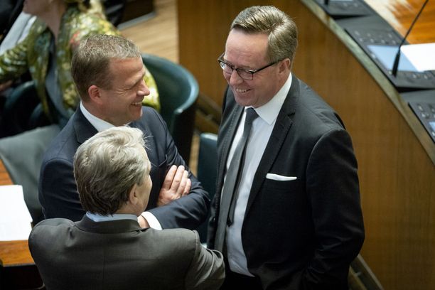 Vasta nimetty valtiovarainministeri Mika Lintilä (kesk) juttutuokiossa edeltäjänsä Petteri Orpon (vas) ja konkariedustaja Ilkka Kanervan kanssa eduskunnan täysistuntosalissa 6.6.2019.