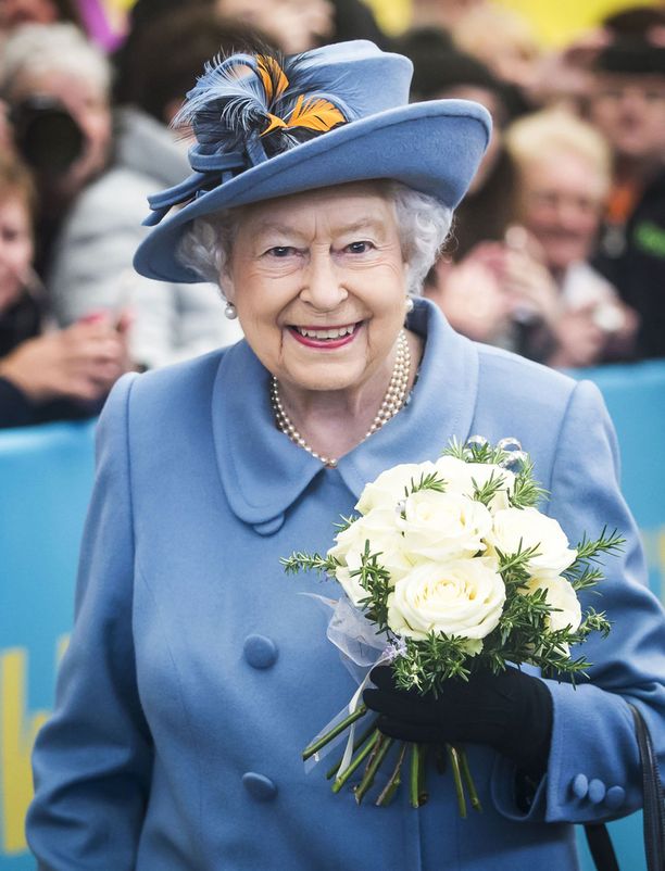 Kuningatar Elisabet on ottanut kihlauutiset ilolla vastaan.
