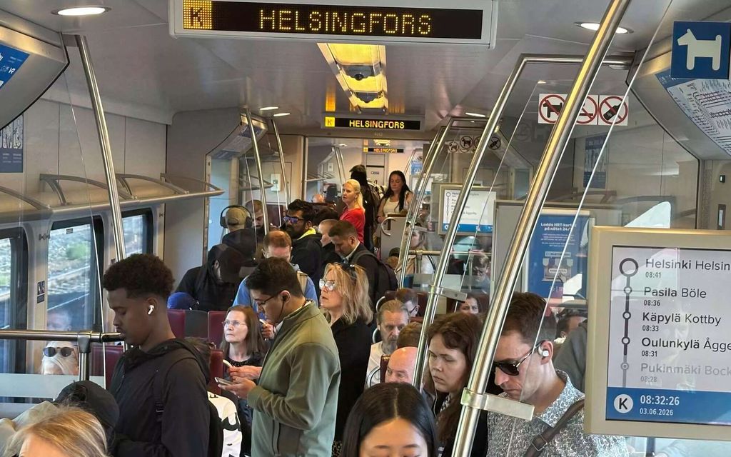 Matkustimme Helsingin ruuhkajunassa – Tällainen tunnelma siellä oli