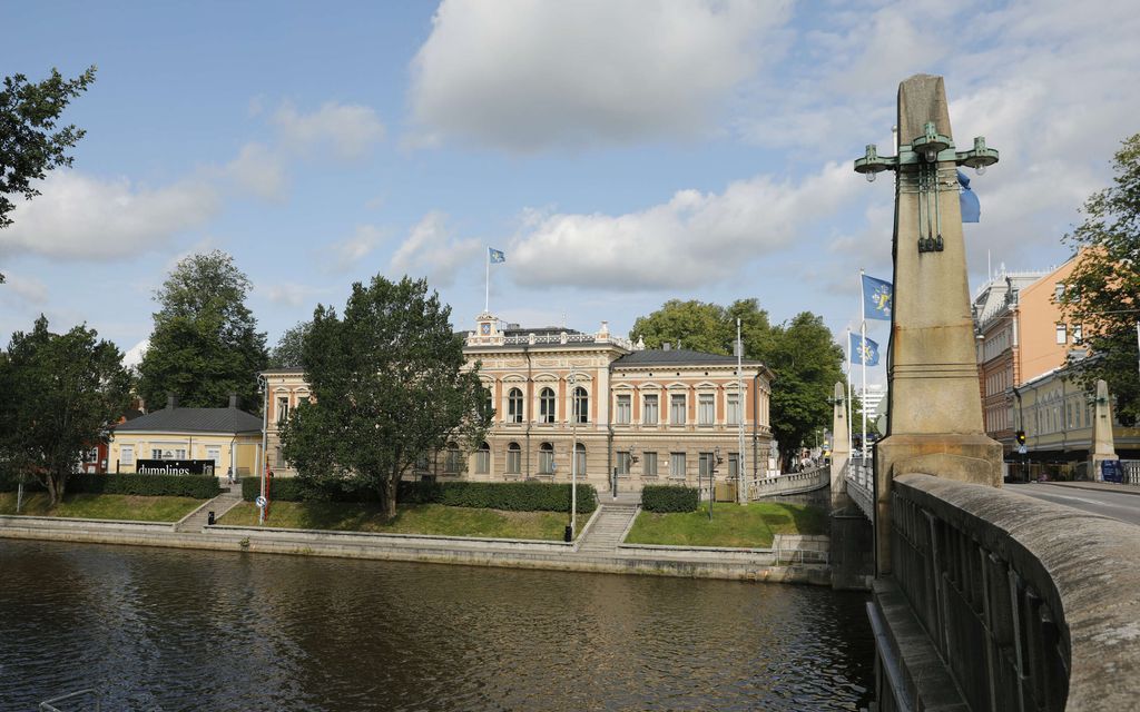 Turun ratikka­keskustelu äityi täysin käsistä – ”Puolialastomia naisia tarjoilemassa samppanjaa”