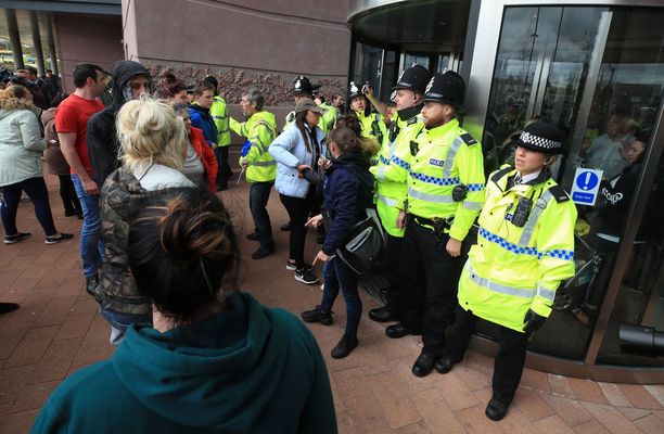 Poliisi tukki sairaalan sisäänkäynnin mielenosoittajilta Liverpoolissa maanantaina. 