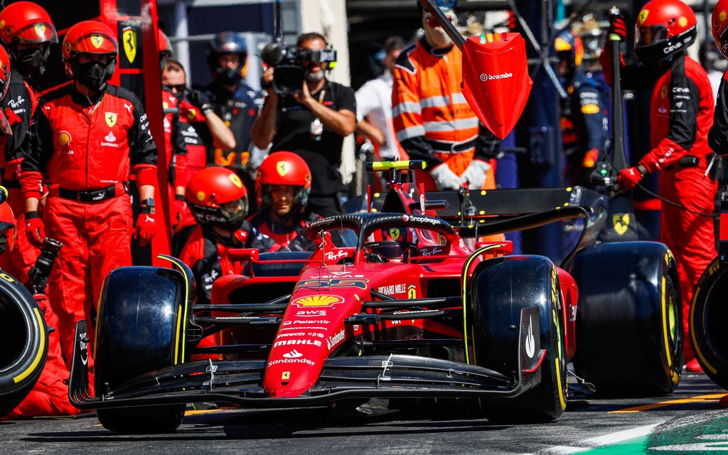 Carlos Sainz puolusteli Ferrarin kyseenalaista taktikointia: ”Emme ole mikään katastrofi”