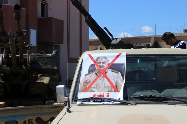 Khalifa Haftar johtaa joukkojensa hyökkäystä Tripoliin.