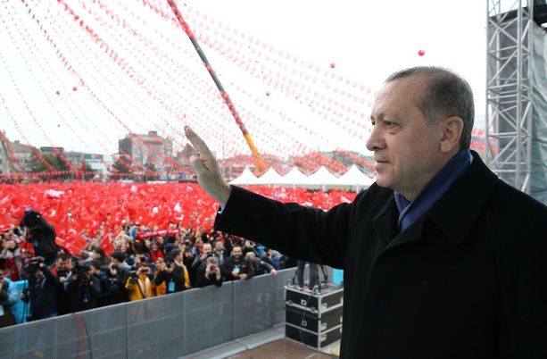 Presidentti Erdogan puhumassa kannattajilleen torstaina.