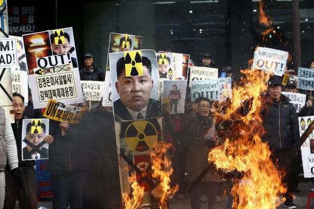Mielenosoittajat protestoivat Pohjois-Korean rakettilaukaisua helmikuun puolivälissa Soulissa.