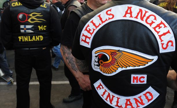 Helvetin enkelit on poliisin mukaan Suomen kolmanneksi suurin rikollisjengi. Jäseniä on Suomessa noin 125. 