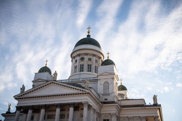 Kirkosta eroaminen vauhdittui piispan kirjoituksen myötä. Kuvassa Helsingin tuomiokirkko.