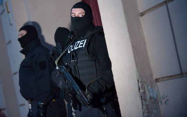 Saksan terrorisminvastainen poliisi oli asemissa talon edustalla Berliinissä varhain perjantaina. 