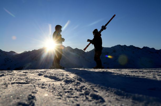 Viime talvena Alppien kohteissa oli hiljaista. Tulevaksi talveksi matkojen kysyntä on hurjaa Suomessa.
