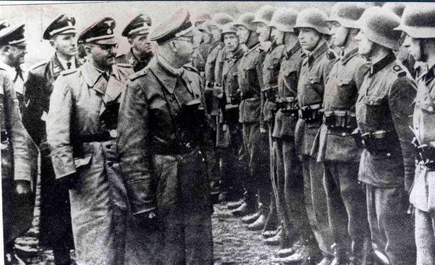 SS-joukkoja komentanut Heinrich Himmler vieraili nyt löydetyn maanalaisen tutkimuslaitoksen lähellä, Mathausen-Gusen-keskitysleirillä tiettävästi ainakin vuonna 1941. Kuva ei ole vierailulta.