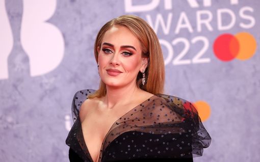 Adele kommentoi kihlaushuhuja – valtava timanttisormus käynnisti spekulaatiot 