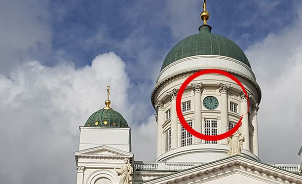 Tuomiokirkon tornin kellot ovat toistaiseksi oikeassa vain kaksi kertaa vuorokaudessa.