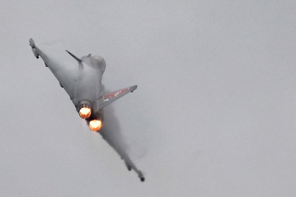Ensimmäisenä lentokentällä testataan Eurofighter Typhoon. Kuvassa Britannian kuninkaallisten ilmavoimien kone puolalaisessa lentonäytöksessä kesällä 2018. Keskiviikon  pamauksen taustalla ei kuitenkaan ollut testit vaan valvontatehtävä.