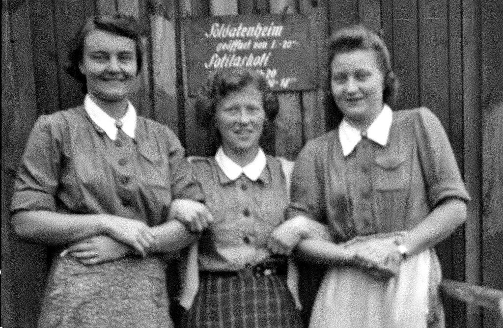 Iloiset saksalais-suomalaisen sotilaskodin hoitajat syyskuussa 1943 Alakurtissa nykyisen itärajan takana.