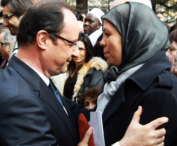 Ranskan presidentti Francois Hollande syleili Latifa Ibn Ziatenia Toulousessa maaliskuussa 2013.