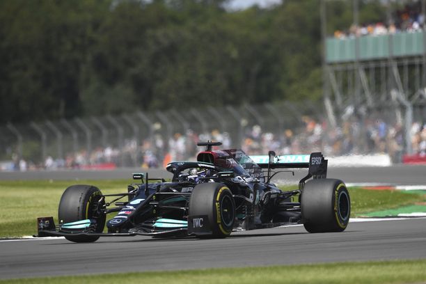 Lewis Hamilton ajoi kovan kierroksen toisen aika-ajovaiheen päätteeksi. 
