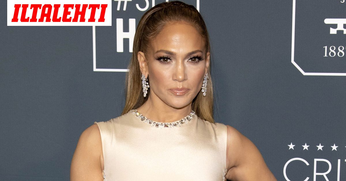 Jennifer Lopez, 51, poseeraa bikineissä