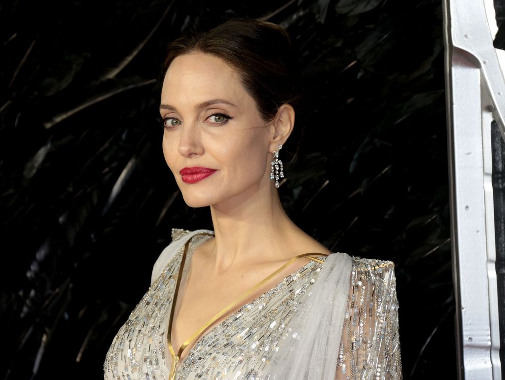 Pikkupojat saivat kuuluisan tukijan - Angelina Jolielta jättilahjoitus limonadikojulle