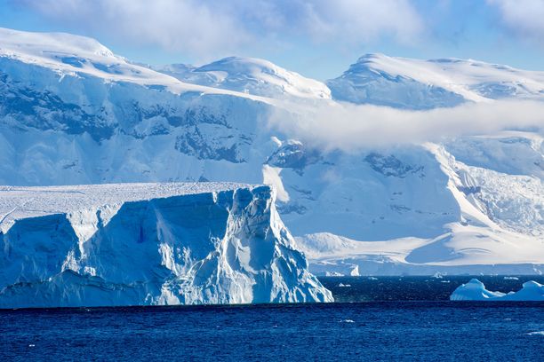 Antarktiksesta irtosi valtava jäävuori. Kuvituskuva alueelta.