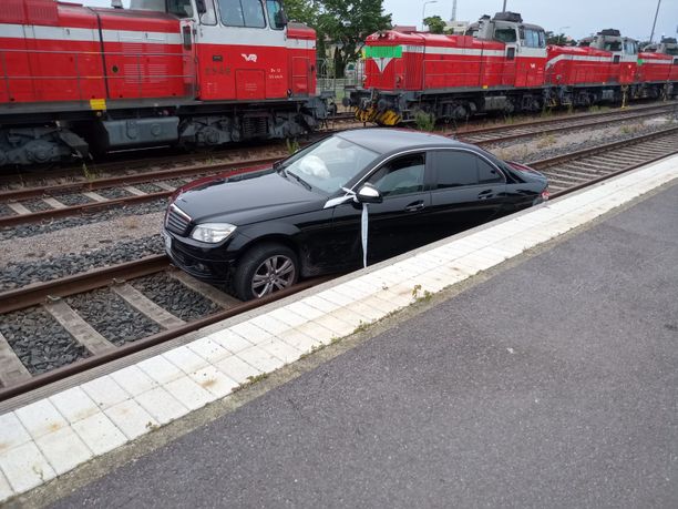 Henkilöauto parkkeerattu junakiskoille Hangon asemalla