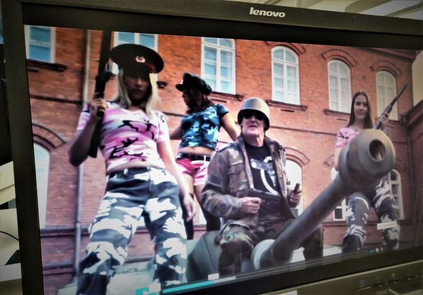Nettiin ladattu Frederikin militaris-sekstisellä musiikkivideo irvailee Yön Susille ja presidentti Vladimir Putinille.
