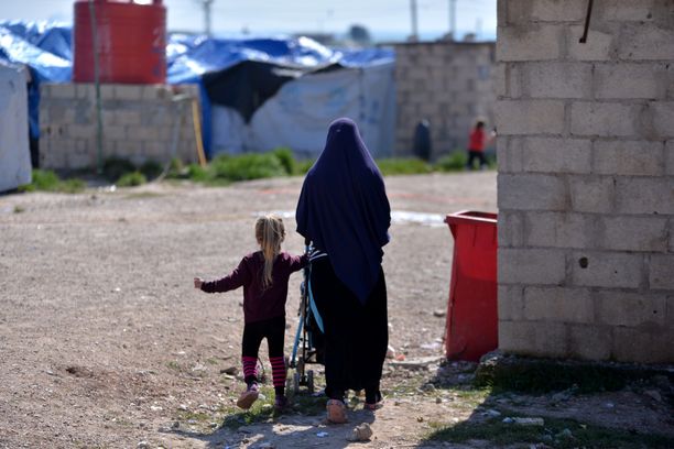 Isis-taistelijoiden vaimoja ja lapsia on levittäytynyt useille pakolaisleireille Syyriassa.